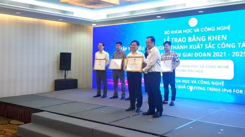 Thứ trưởng Khoa học và Công nghệ Phạm Đức Long tặng bằng khen của Bộ Khoa học và Công nghệ cho các cá nhân, đơn vị có thành tích xuất sắc thực hiện IPv6 For Gov.
