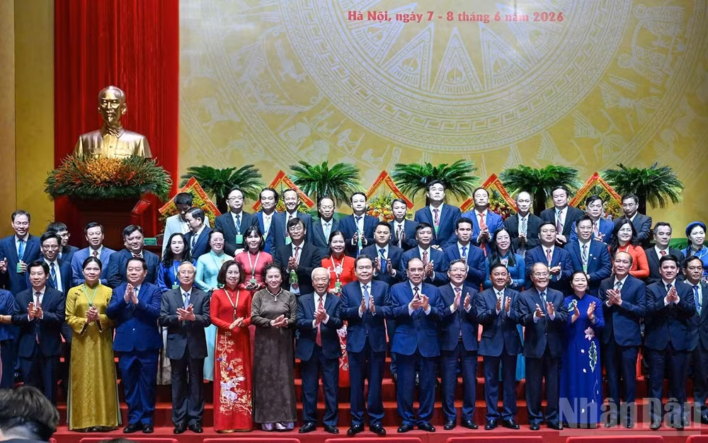 Các đồng chí lãnh đạo, nguyên lãnh đạo Đảng, Nhà nước, đại diện các ban, bộ, ngành, đoàn thể cùng Thường trực, cán bộ Trung ương Hội Nông dân Việt Nam.