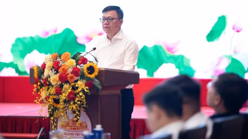 Ủy viên Trung ương Đảng, Tổng Biên tập Báo Nhân Dân, Phó Trưởng Ban Tuyên giáo và Dân vận Trung ương, Chủ tịch Hội Nhà báo Việt Nam Lê Quốc Minh phát biểu tại cuộc gặp mặt. (Ảnh: DUY LINH)
