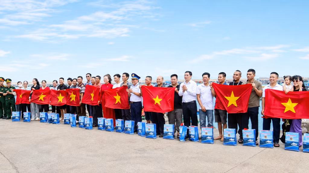 Đoàn công tác Cảnh sát biển Việt Nam tặng cờ Tổ quốc và trao quà tặng ngư dân bám biển (Cô Tô). Ảnh: Đức Nguyễn