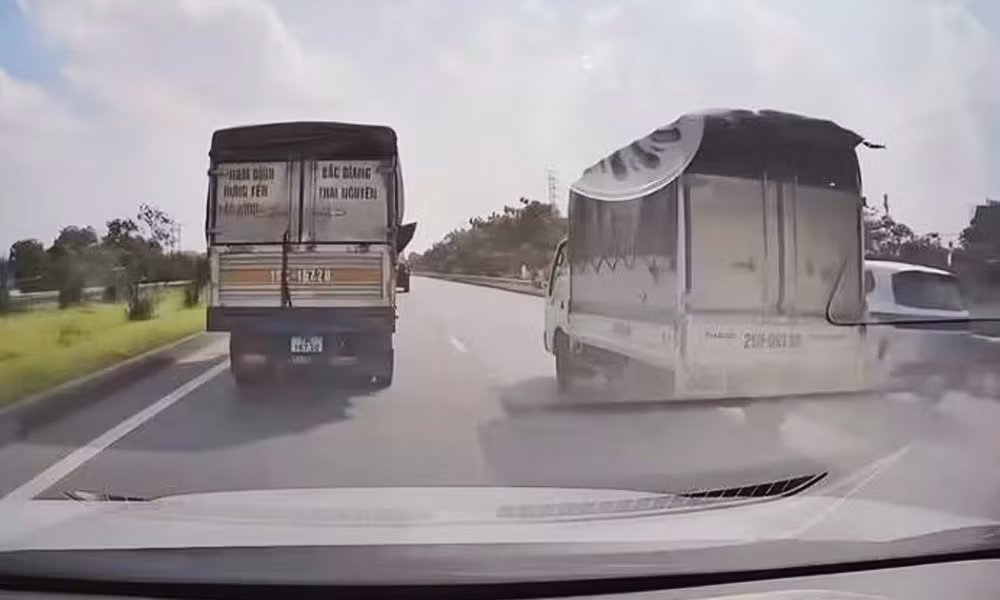 Hình ảnh nam tài xế lưu thông vào làn đường khẩn cấp, bị camera hành trình ghi lại.