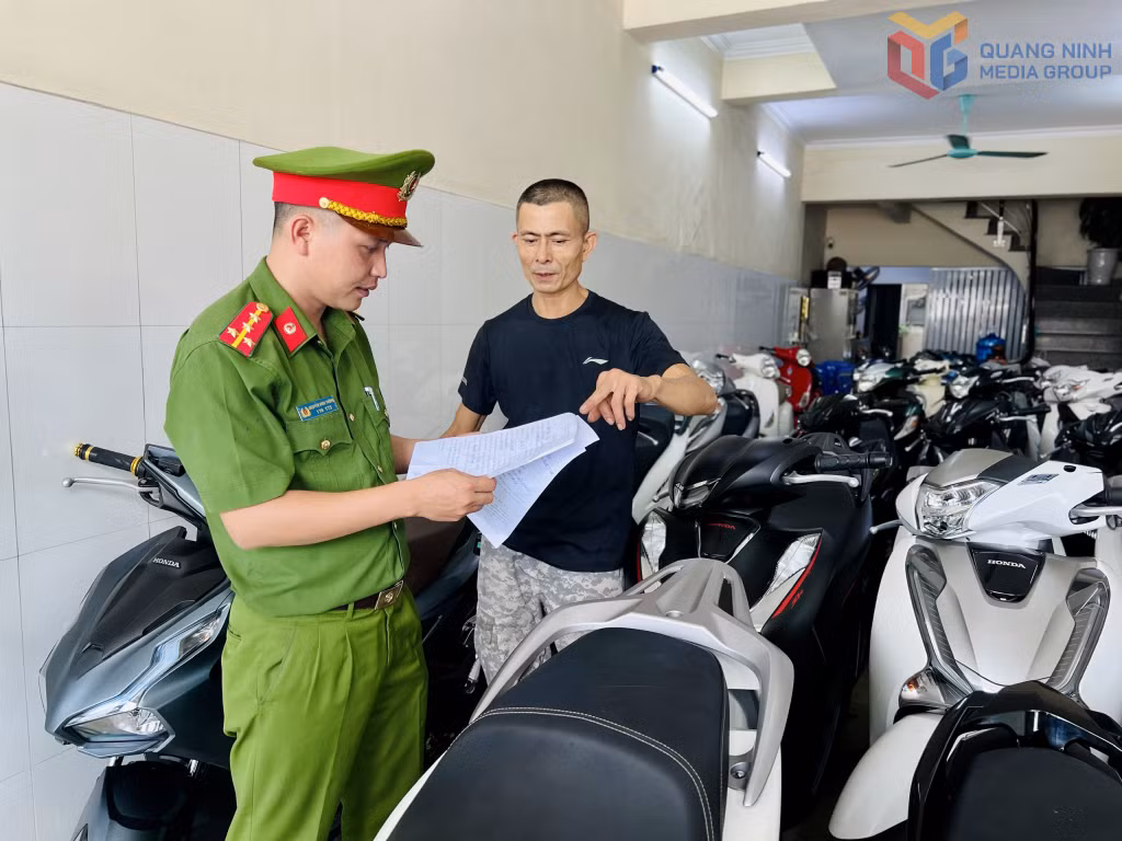 Kiểm tra giấy tờ phương tiện được bày bán tại cửa hàng kinh doanh xe máy cũ.