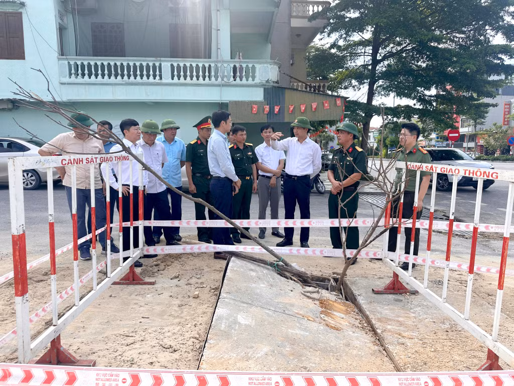 Phó Chủ tịch UBND tỉnh Nguyễn Văn Công cùng đoàn công tác kiểm tra điểm ngập, lụt tại ngõ 31, đường Nguyễn Văn Cừ