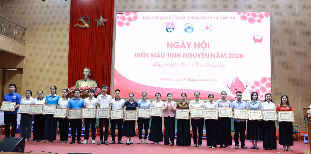 Biểu dương, khen thưởng các cá nhân tiêu biểu có nhiều đóng góp cho phong trào hiến máu tình nguyện.