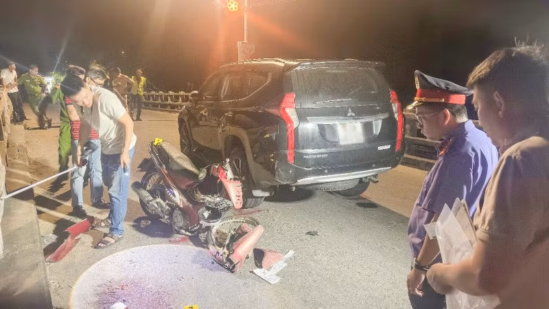 Hiện trường vụ va chạm giữa ô tô và xe máy ở xã Duy Nghĩa, Đà Nẵng khiến nam sinh 15 tuổi nguy kịch. Ảnh: CACC