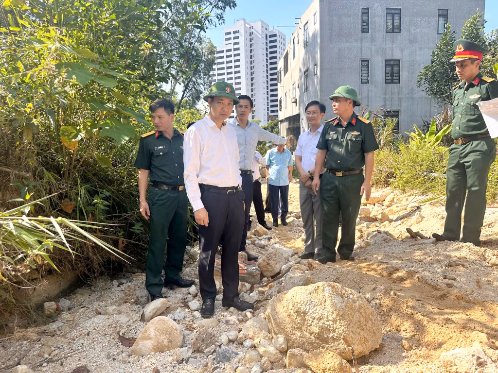 Phó Chủ tịch UBND tỉnh Nguyễn Văn Công cùng đoàn công tác kiểm tra hiện trạng tuyến suối thoát nước đã bị lấp đầy bởi đất đá tại khu 3 phường Hạ Long
