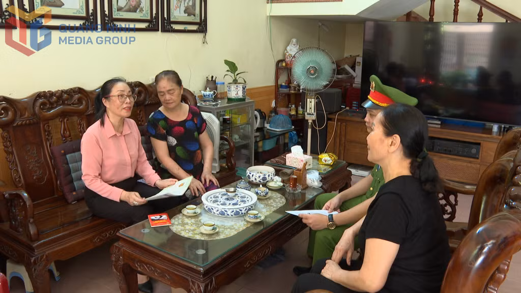 Bà Lê Thị Thu Anh (ngoài cùng, bên trái) tuyên truyền pháp luật cho người dân.