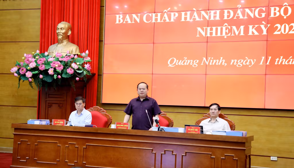 Đồng chí Quản Minh Cường, Ủy viên Trung ương Đảng, Bí thư Tỉnh ủy, Trưởng Đoàn ĐBQH tỉnh, phát biểu kết luận hội nghị.