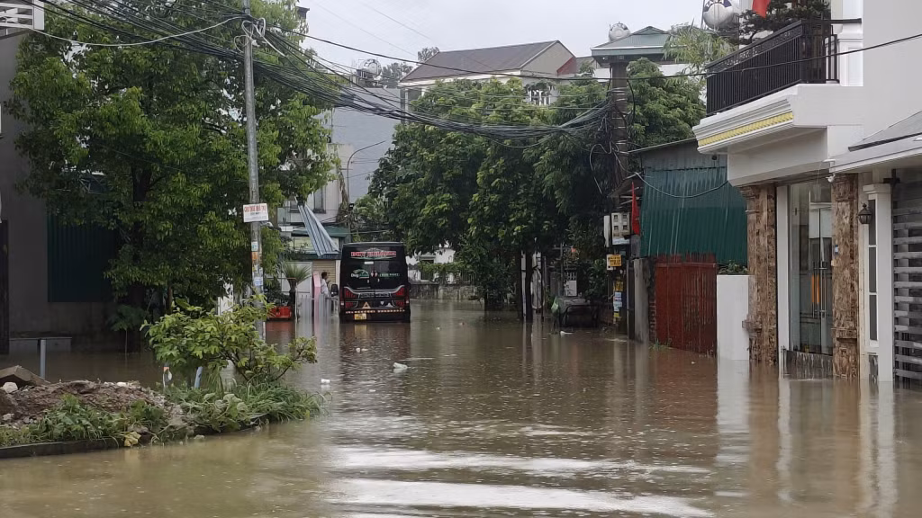 Khu vực Bãi Muối, phường Hà Lầm, nước ngập và rút chậm, gây ảnh hưởng đến cuộc sống của nhiều người dân