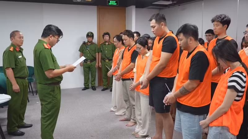 Các bị can tại cơ quan chức năng.