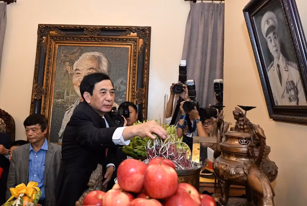 Đại tướng Phan Văn Giang dâng hương tưởng nhớ Đại tướng Võ Nguyên Giáp.