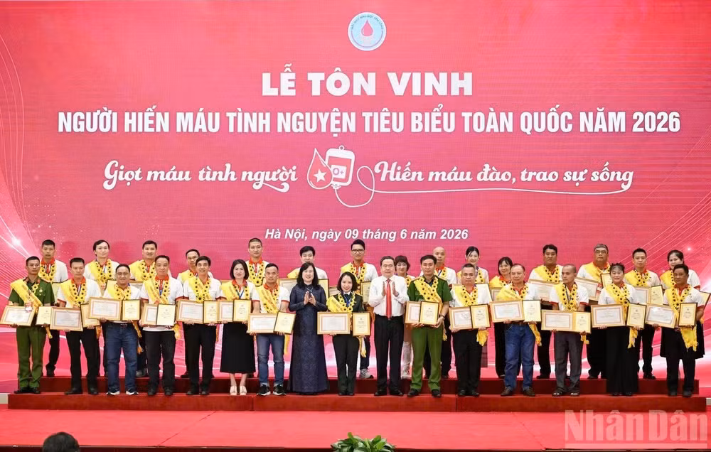 Chủ tịch Quốc hội Trần Thanh Mẫn và Bộ trưởng Y tế Đào Hồng Lan trao Chứng nhận vinh danh và Bằng khen, tôn vinh người hiến máu tình nguyện tiêu biểu toàn quốc năm 2026. (Ảnh: DUY LINH)