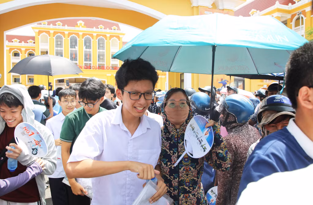 Kết thúc buổi thi, các sĩ tử hồ hởi bước ra khỏi phòng thi với tâm trạng phấn khởi, nhiều em nở nụ cười rạng rỡ khi được người thân chờ đón và động viên sau giờ làm bài.
