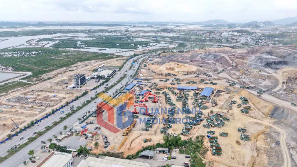 Nhà thầu tập kết thiết bị, tổ chức thi công tại vị trí nhà ga thuộc phường Tuần Châu (6-2026). Ảnh: Mạnh Trường