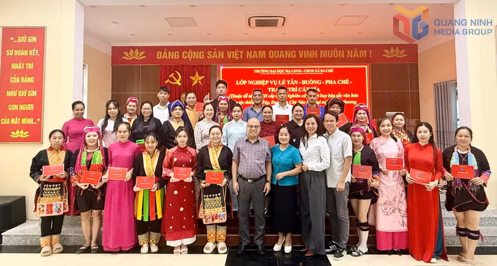 PGS TS Vũ Văn Viện trao chứng chỉ nghiệp vụ du lịch cho các học viên ở xã Ba Chẽ.