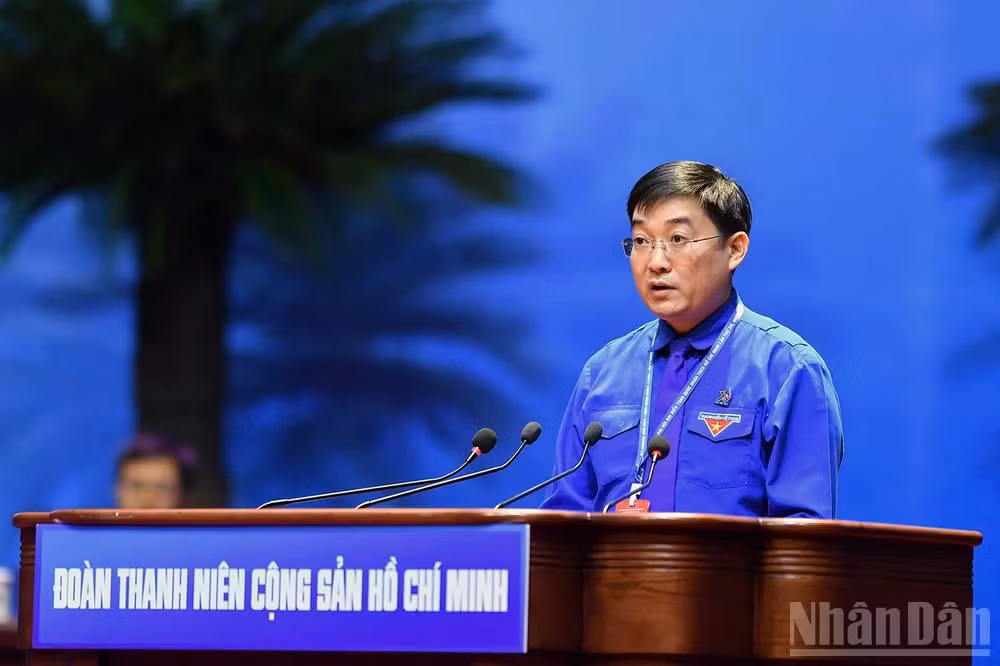 Đồng chí Bùi Minh Tuấn đọc báo cáo thẩm tra tư cách đại biểu.