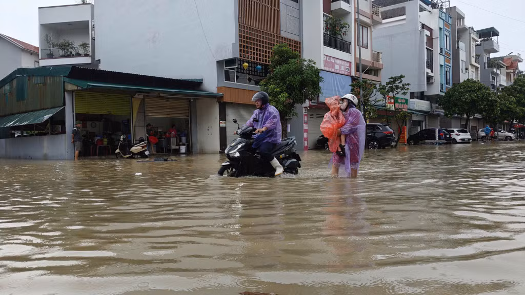 Khiến người dân đi lại khó khăn.