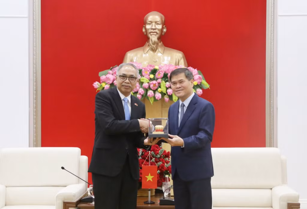 Chủ tịch UBND tỉnh tặng quà lưu niệm cho Ngài Đại sứ.