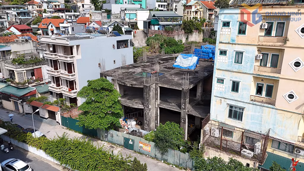 Dự án chung cư kết hợp dịch vụ Quawaco bỏ hoang sau nhiều năm thi công dang dở.
