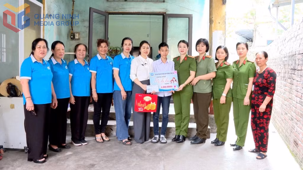 Chi Hội phụ nữ Công an phường Cẩm Phả trao tặng quà của Chương trình "Mẹ đỡ đầu" cho em Liêu Đức Mạnh, thôn Đầm Tròn, Đặc khu Vân Đồn.