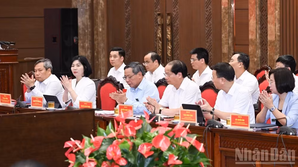Các đồng chí trong Ban Thường vụ Thành ủy Hà Nội tham dự cuộc làm việc. (Ảnh: Trần Hải)