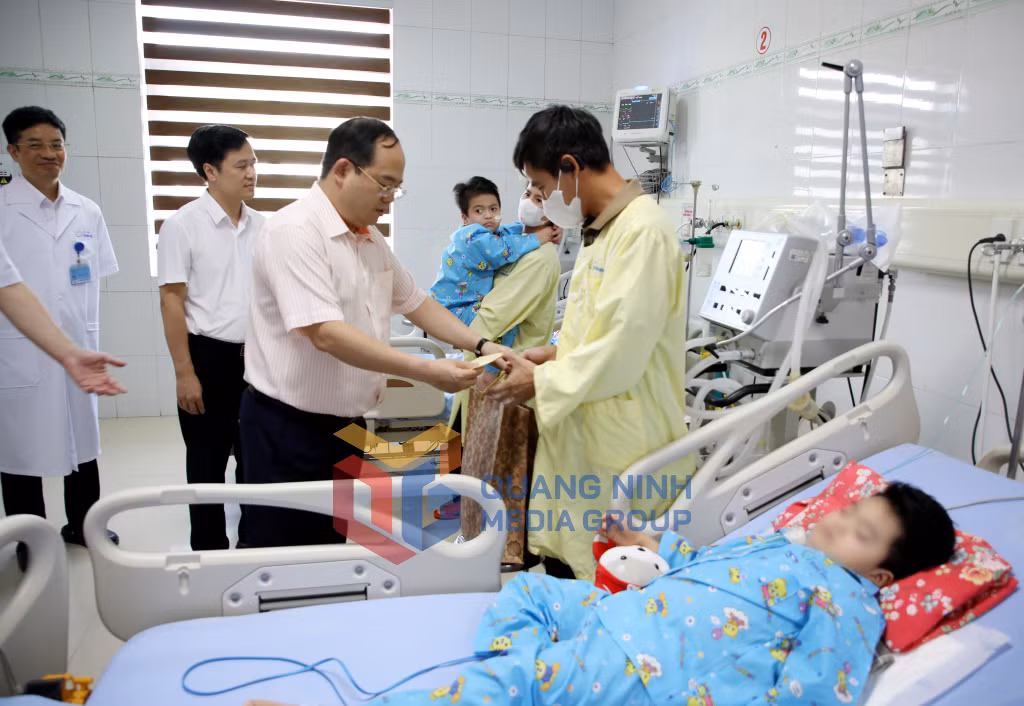 Đồng chí Bí thư Tỉnh ủy đến thăm và trao quà động viên các bệnh nhi tại Khoa Hồi sức tích cực (6-2026). Ảnh: Thu Chung