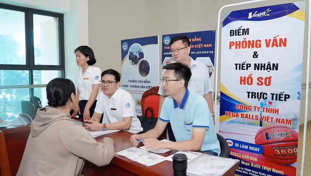 Phường Quảng Yên tổ chức hội nghị giới thiệu việc làm cho người có quá khứ lầm lỗi.