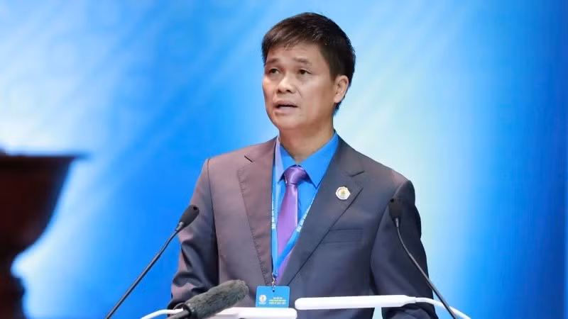 Phó Chủ tịch Tổng Liên đoàn Lao động Việt Nam Ngọ Duy Hiểu trình bày Báo cáo tổng hợp kiến nghị của đoàn viên, người lao động và tổ chức Công đoàn với Đảng, Nhà nước.