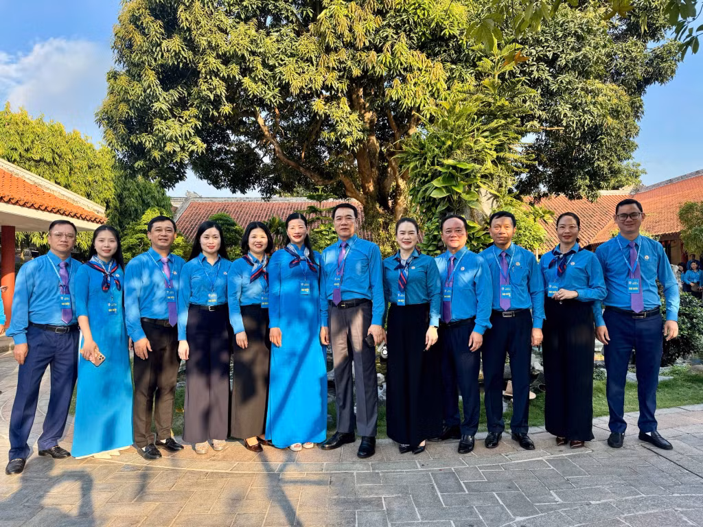 12 đại biểu chính thức của Công đoàn Quảng Ninh tham dự Đại hội Công đoàn Việt Nam.