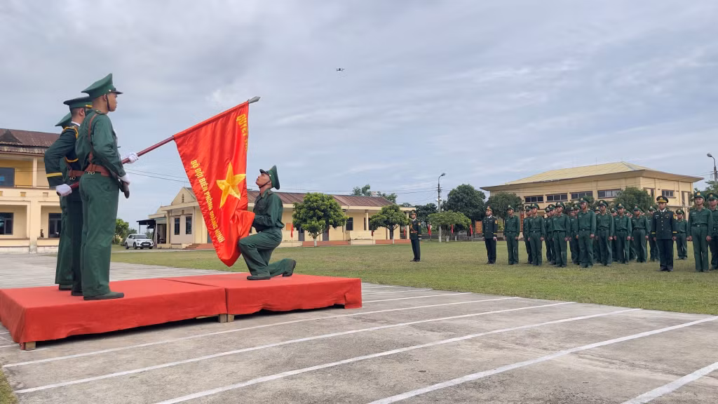 Đại diện chiến sĩ mới thực hiện nghi thức của buổi lễ tuyên thệ