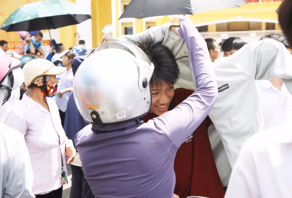 Phụ huynh quan tâm, chăm sóc con em khi hoàn thành bài thi.