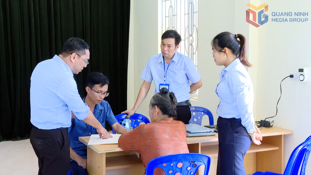 Tổ công tác lưu động của xã Hải Hòa hỗ trợ người dân hoàn thiện hồ sơ thủ tục về đất đai.