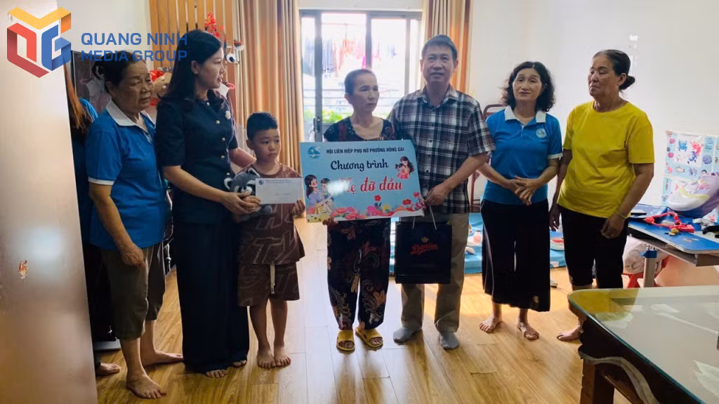Cán bộ Hội LHPN phường Hồng Gai trao tặng quà trong Chương trình "Mẹ đỡ đầu" cho em Nguyễn Quang Khải có hoàn cảnh gia đình khó khăn.