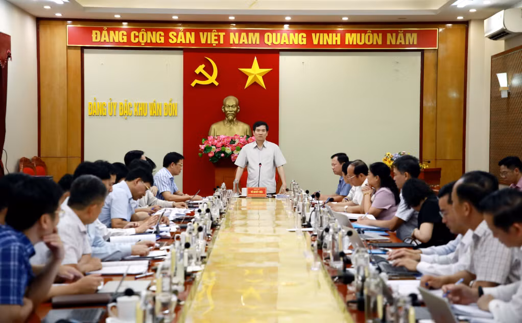Đồng chí Vũ Quyết Tiến, Phó Bí thư Tỉnh ủy, Chủ tịch Ủy ban MTTQ tỉnh, Tổ trưởng Tổ công tác số 2, kết luận buổi làm việc.
