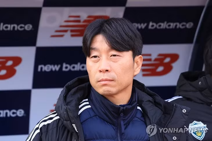 Ông Kim Do Heon khi làm quyền HLV trưởng CLB Jeonbuk Hyundai Motors - Ảnh: YONHAP