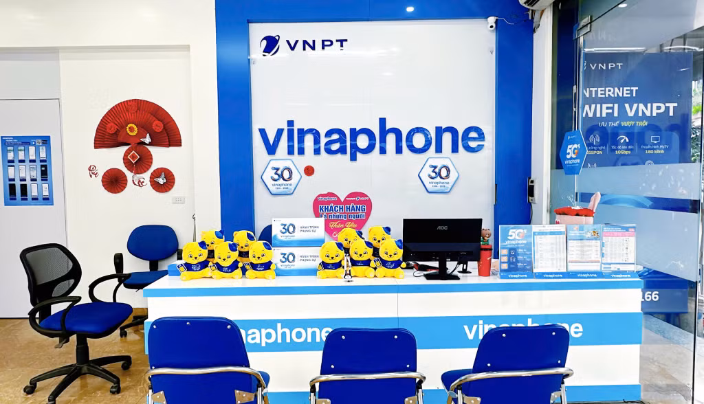 Các điểm giao dịch VinaPhone triển khai hoạt động check-in nhận gấu bông độc quyền.