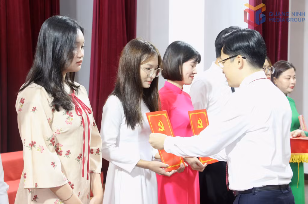 Đồng chí Phạm Lê Hưng, Bí thư Đảng ủy phường Cẩm Phả, trao quyết định kết nạp đảng viên mới dịp 2/9/2025. Ảnh: Mạnh Trường
