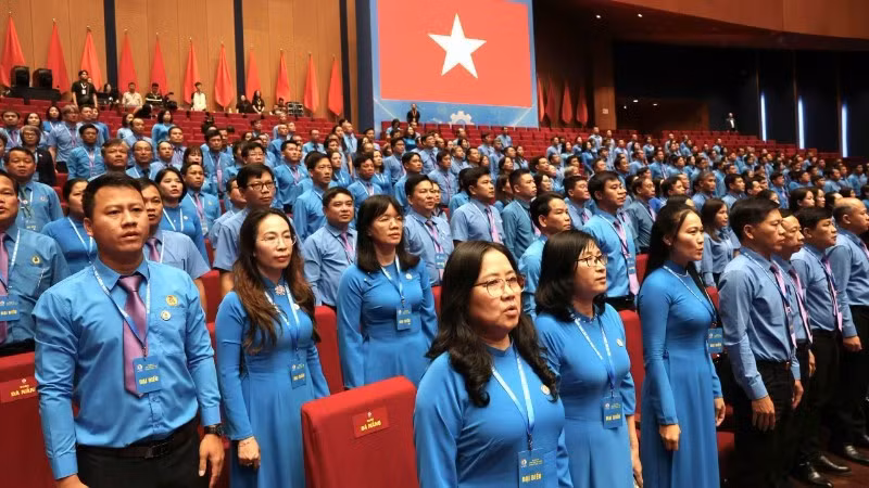 Các đại biểu dự lễ Chào cờ phiên bế mạc Đại hội.