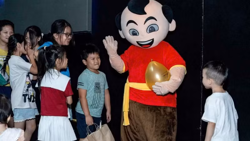 Khán giả nhỏ tuổi giao lưu với nhân vật được tạo hình sinh động.