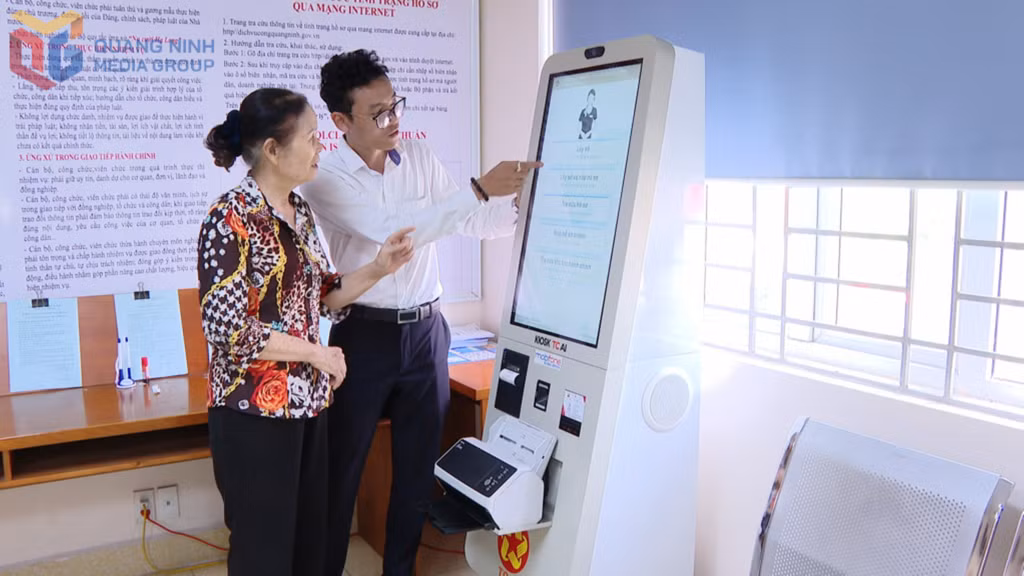Người dân sử dụng mô hình kiosk thông minh để giải quyết TTHC tại Trung tâm Phục vụ hành chính công phường Hạ Long.