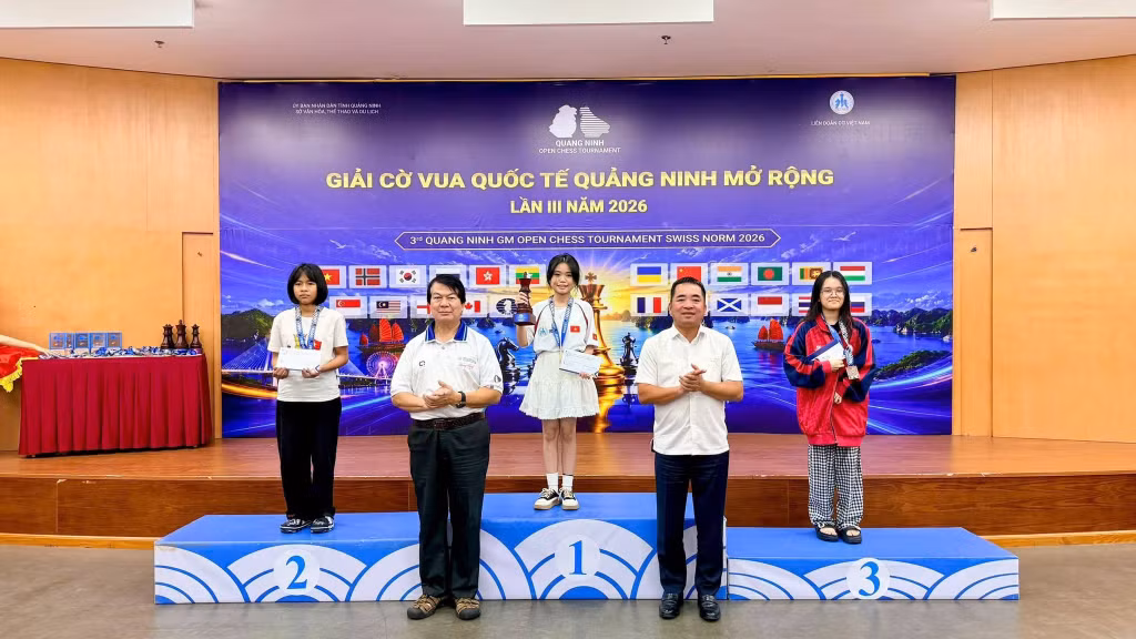 Ban Tổ chức trao giải cho các kỳ thủ thi đấu xuất sắc tại bảng Challenger.