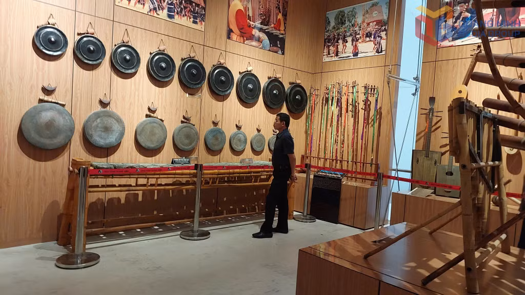 Du khách xem không gian cồng chiêng Tây Nguyên.