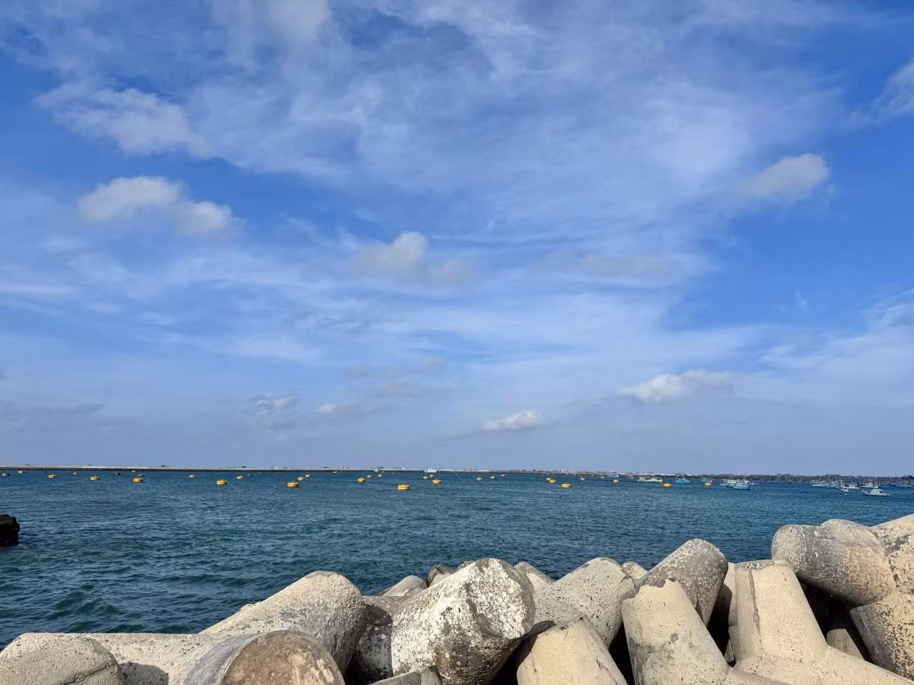 Bờ kè trên đảo Phú Quý. Ảnh: Linh Boo