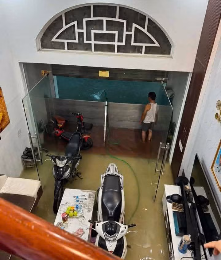 Nhiều nhà dân cũng đã bị nước tràn vào nhà tại khu vực Cao Thắng, Hà Lầm, Cao Xanh…
