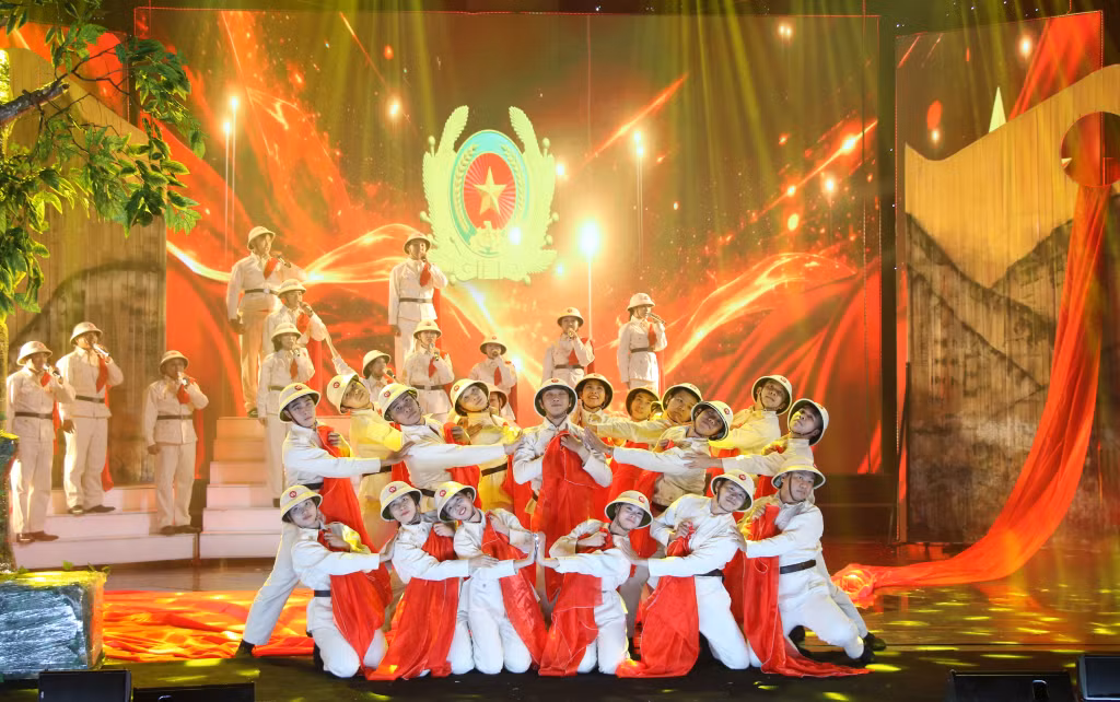 Đoàn nghệ thuật quần chúng Công an TP Đà Nẵng chuẩn bị chu đáo các tiết mục cho Liên hoan.
