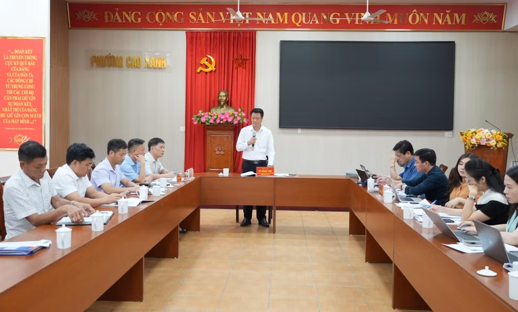 Đồng chí Vũ Quang Trực, Phó Chủ tịch Ủy ban MTTQ tỉnh, Trưởng đoàn giám sát phát biểu ý kiến tại cuộc làm việc với phường Cao Xanh.