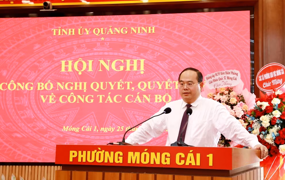 Đồng chí Quản Minh Cường, Ủy viên BCH Trung ương Đảng, Bí thư Tỉnh ủy, Trưởng Đoàn ĐBQH tỉnh, phát biểu giao nhiệm vụ cho đồng chí Nguyễn Thị Hiền, Bí thư Đảng ủy phường Móng Cái 1 tại hội nghị.
