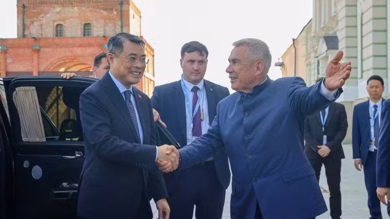 Người đứng đầu Cộng hòa Tatarstan R.Minnikhanov đón Thủ tướng Lê Minh Hưng. (Ảnh: NHẬT BẮC)