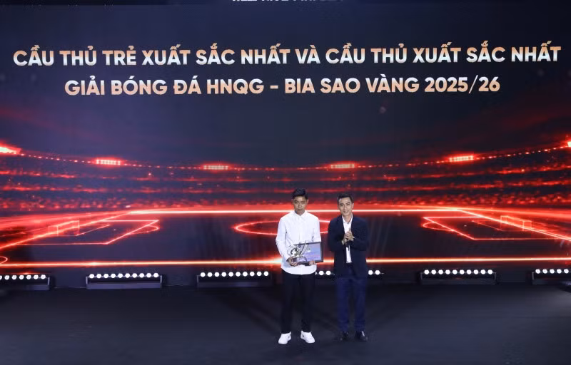 Cầu thủ trẻ xuất sắc nhất giải hạng Nhất - Nguyễn Hoàng Anh. Ảnh: VPF