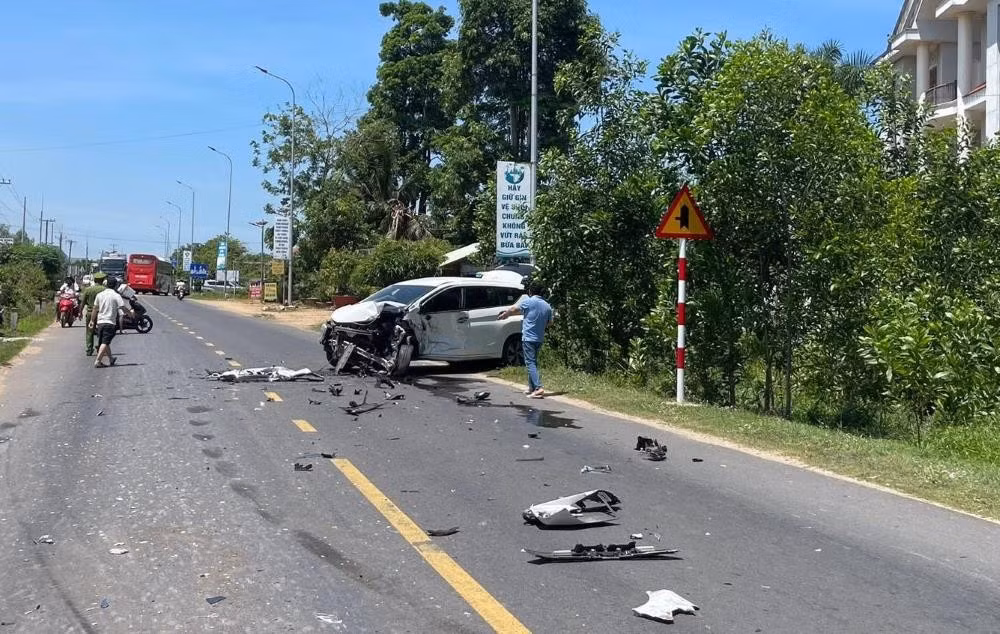 Xe ô tô biến dạng phần đầu sau cú va chạm. Ảnh: Duy Tuấn
